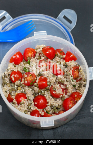 Lunchpaket Salat Quinoa Linsen und Cherry-Tomaten Stockfoto