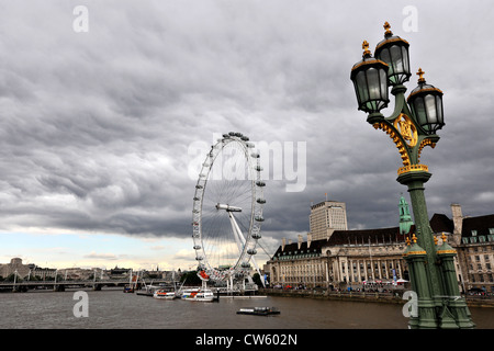 Das London Eye und die Themse von einer Brücke aus gesehen Stockfoto