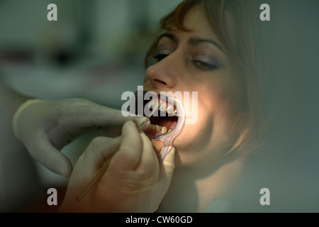 Zahnarzt bietet Zahnspangen Patienten Stockfoto