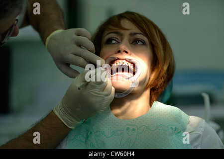 Zahnarzt bietet Zahnspangen Patienten Stockfoto