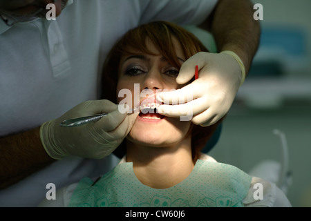 Zahnarzt bietet Zahnspangen Patienten Stockfoto