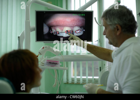 erklärt der behandelnde Zahnarzt Büro Zahnspangen Stockfoto