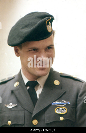 BARRY SADLER (1940-1987) US Army Ex-Combat Medic Aufnahme seiner "Balladen der Green Berets" in den RCA-Studios im Jahr 1966 Stockfoto