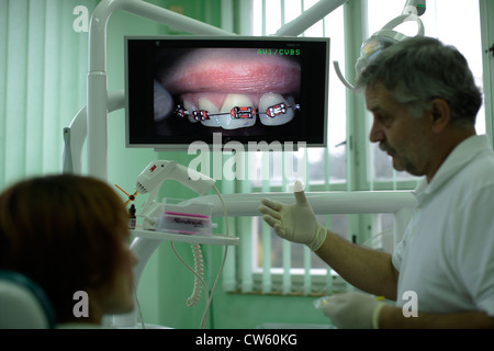 erklärt der behandelnde Zahnarzt Büro Zahnspangen Stockfoto