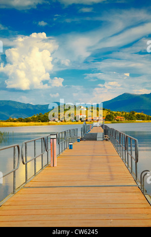 Brücke in Agios Achillios Insel am Prespa-Seen in Griechenland. Stockfoto