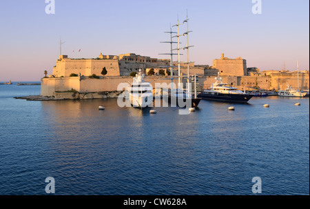 Sonnenuntergang über das Fort St. Angelo in den Grand Harbour von Malta Stockfoto