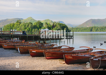 Ruderboote am Ufer des Derwent Water in Keswick an einem friedlichen Sommermorgen im englischen Lake District Stockfoto