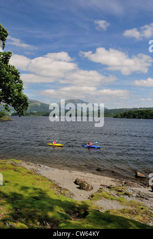 Zwei Personen in Kajaks am Derwent Water im englischen Lake District, Blencathra im Hintergrund Stockfoto