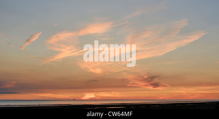 Sonnenuntergang über Crosby Strand mit Antony Gormley Statuen an der Küste Stockfoto