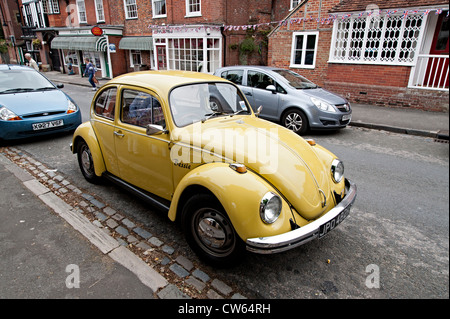 gelben Vw Käfer Auto abgestellt im New forest Stockfoto