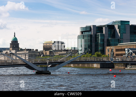 Sean O'casey Bridge und Custom House am Fluss Liffey, Dublin, Irland. Stockfoto