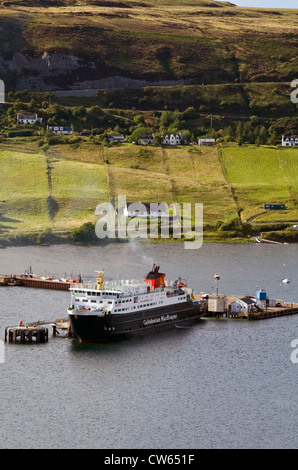 Fähre verlassen den Hafen von Uig auf der Isle Of Skye in Schottland, Großbritannien Stockfoto