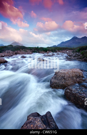 Blick auf die Cuillin Berge vom Fluss bei Sligachan auf der Isle Of Skye, Schottland, UK Stockfoto