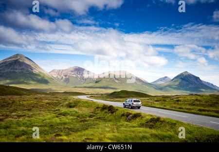 Ein Auto der roten Cuillin Berge in der Nähe von Sligachan auf der Isle Of Skye, Schottland, UK Stockfoto