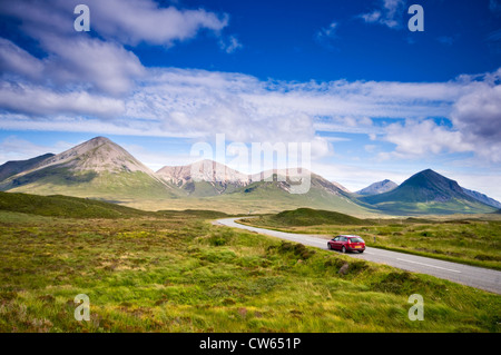 Ein Auto der roten Cuillin Berge in der Nähe von Sligachan auf der Isle Of Skye, Schottland, UK Stockfoto