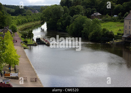 Fluss zu stürzen, in Josselin, Bretagne Stockfoto