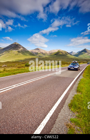 Ein Auto der roten Cuillin Berge in der Nähe von Sligachan auf der Isle Of Skye, Schottland, UK Stockfoto