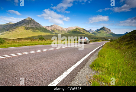 Ein Auto der roten Cuillin Berge in der Nähe von Sligachan auf der Isle Of Skye, Schottland, UK Stockfoto