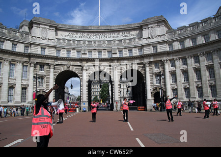 London 2012 Spiele Macher Führung der Öffentlichkeit am Admiralty Arch in der Nähe der Mall und dem Trafalgar Square in London. Stockfoto