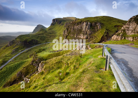 Die Straße durch die Trotternish Ridge in der Nähe der Quiraing auf der Isle Of Skye, Schottland, UK Stockfoto