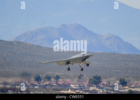 Ein X-47 b Unmanned Combat Air System rundet ihren Erstflug 4. Februar 2011 auf der Edwards Air Force Base in Kalifornien. Die UCAS-D-Programm zeigen die Möglichkeit eines autonomen, niedrig-wahrnehmbaren unbemannte Flugzeuge, Träger startet und Wiederherstellungen durchführen. Stockfoto