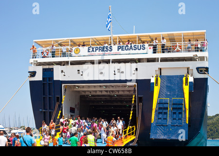 Griechischen Passagier- und Autofähre auf Skiathos Hafen, Juni 2012 Stockfoto