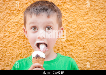 Vier Jahre alter Junge, ein Eis Stockfoto