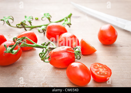 Frische Kirschtomaten auf ein Schneidebrett Stockfoto