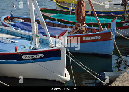 Bunte Fischerboote im Hafen von Saint-Tropez, Saint-Tropez, Côte d ' Azur, Departement Var, Provence-Alpes-Côte d ' Azur, Frankreich Stockfoto