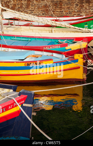 Bunte Segelschiffe in den kleinen Hafen von Collioure, Languedoc-Roussillon, Frankreich Stockfoto