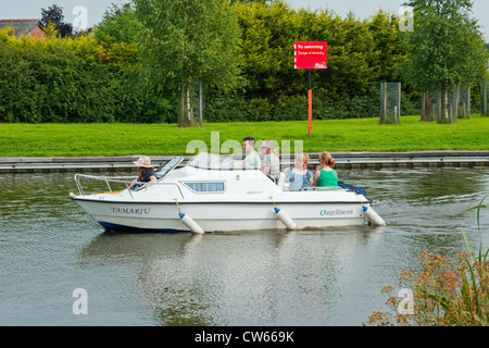 Ein kleines Boot auf das Becken das der Ribble Link zu den Lancaster-Kanal bei Ashton, Preston, Lancashire Wasserstraße Stockfoto