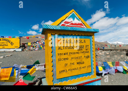 Markierung am 17.582 Fuß hohe Taglangla Pass auf der Manali-Leh-Autobahn im Bereich von Zanskar in Ladakh, Indien Stockfoto