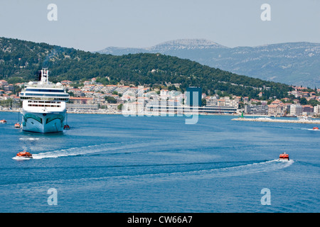 Kreuzfahrt Schiffe liegen vor Anker aus dem kroatischen Hafen von Split an der Adria, wie Ausschreibungen ihre Passagiere vom Ufer und Fähre. Stockfoto