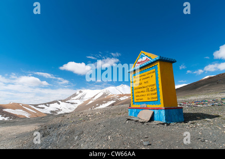 Markierung am 17.582 Fuß hohe Taglangla Pass auf der Manali-Leh-Autobahn im Bereich von Zanskar in Ladakh, Indien Stockfoto