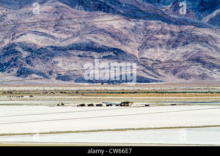 Gewerbebetriebe auf Owens trockenen See in Owens Valley in Kalifornien Stockfoto