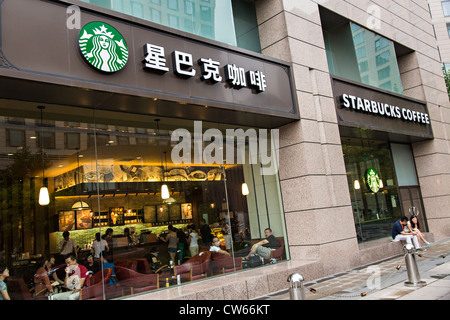 Ladenfront von Starbucks Coffee Shop in Peking, China Stockfoto