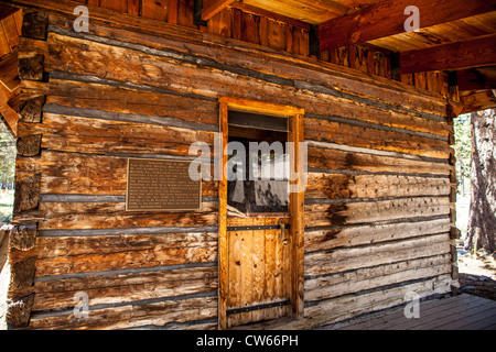 Details zu einem verzahnten Blockhaus am Mammoth Lakes Visitor Center in Mammoth Lakes, Kalifornien Stockfoto