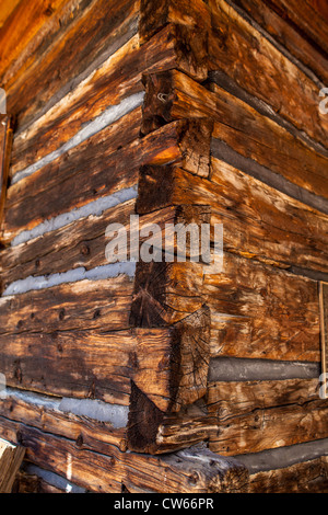 Details zu einem verzahnten Blockhaus am Mammoth Lakes Visitor Center in Mammoth Lakes, Kalifornien Stockfoto