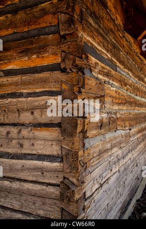 Details zu einem verzahnten Blockhaus am Mammoth Lakes Visitor Center in Mammoth Lakes, Kalifornien Stockfoto