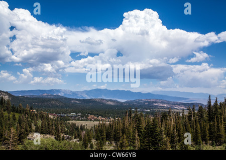 Die Stadt von Mammoth Lakes Kalifornien von in der Nähe von Twin Lakes Stockfoto