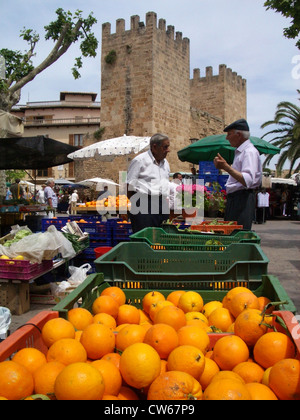 szenig der Obstmarkt in Alcudia, Spanien, Balearen, Mallorca Stockfoto