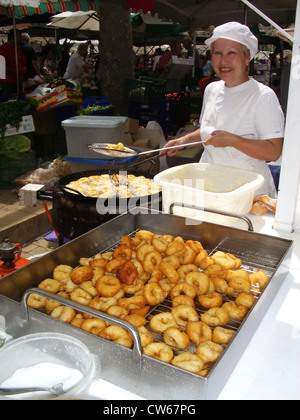 Frau typisch mallorquinische Küche snacks vor auf dem Markt, Alcudia, Mallorca, Balearen, Spanien Stockfoto