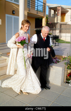 Vater führt seine Tochter zur Heirat, Spanien, Balearen, Mallorca Stockfoto