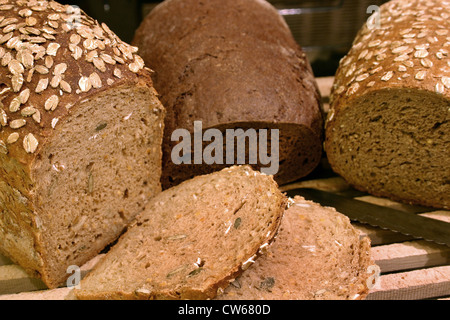 Brot auf einem Holzbrett Stockfoto