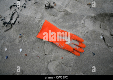roten Gummihandschuh liegen am Sandstrand, Treibgut, Sluis, Breskens, Zeeland, Niederlande Stockfoto