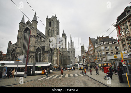 Saint Nicolas Church, Glockenturm und Saint Bavo Kathedrale im Hintergrund, Belgien, Gent, Ostflandern Stockfoto