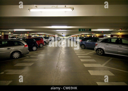 Garage mit Autos Stockfoto