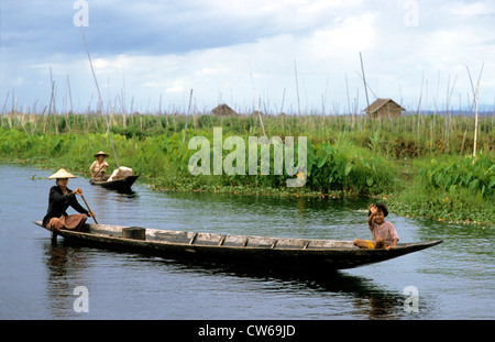 Mutter und Tochter in einem Longboat am Inle-See, Birma Stockfoto