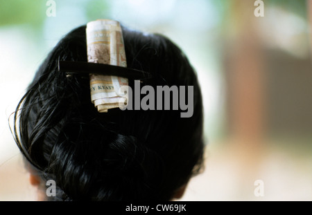 weibliche Burmesen mit Banknoten in ihrem Haar, Burma Stockfoto