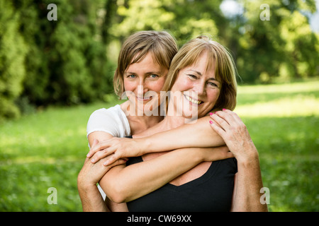 Outdoor Portrait von lächelnden glücklich senior Mutter mit ihrer erwachsenen Tochter Stockfoto